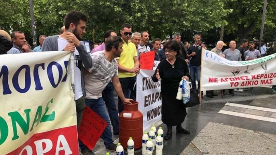 Κτηνοτρόφοι αποκάλεσαν «ανίκανο» τον Αποστόλου και ζήτησαν την παραίτησή του [Βίντεο]